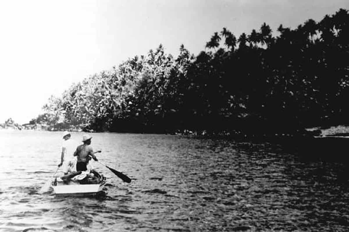 1950年アナタハン島に接岸するボート