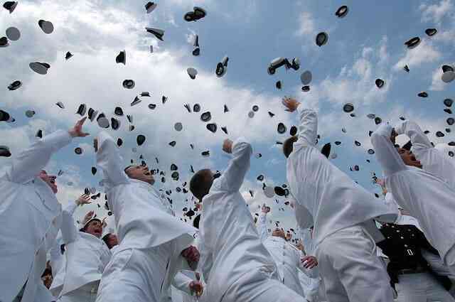 アメリカ陸海空軍の士官学校の帽子投げのイメージ画像