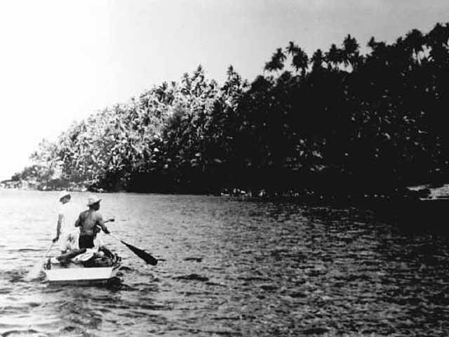 1950年アナタハン島に接岸するボート