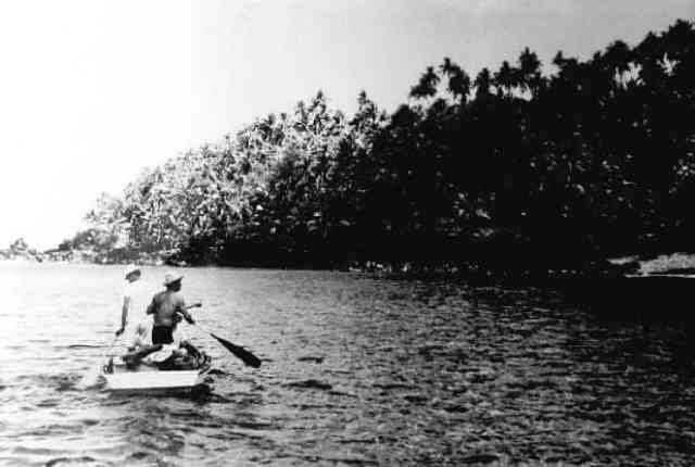 アナタハン島にボートで近づく男性