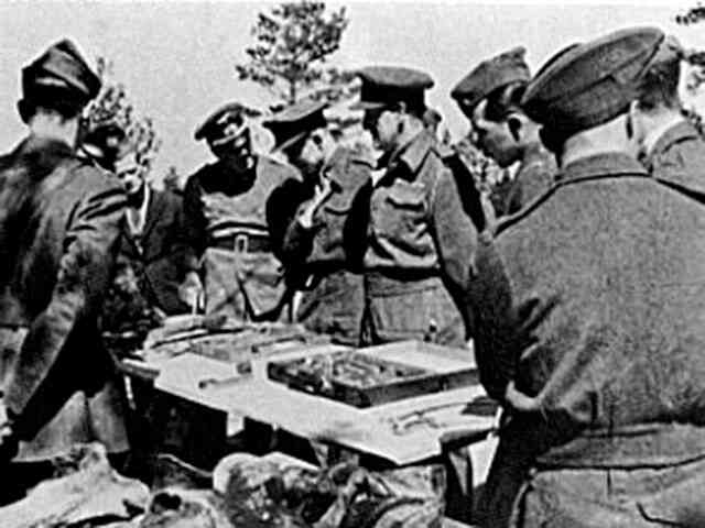 死体遺棄現場でソ連による虐殺が行われたことをドイツ国防軍の将校から説明を受ける