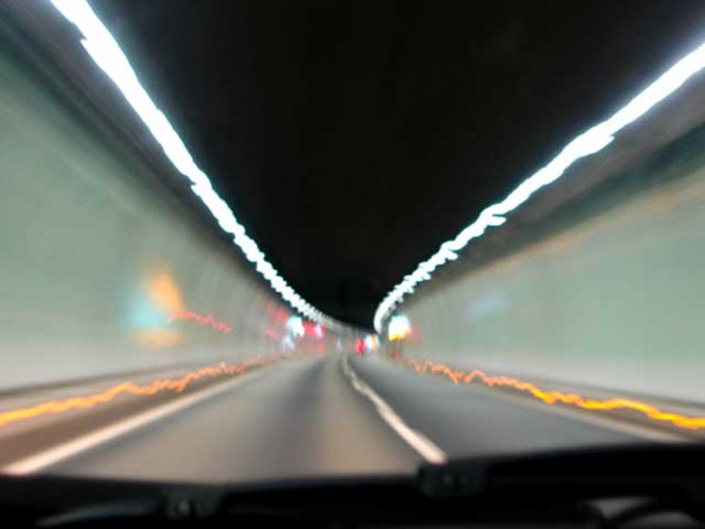 高速道のトンネル